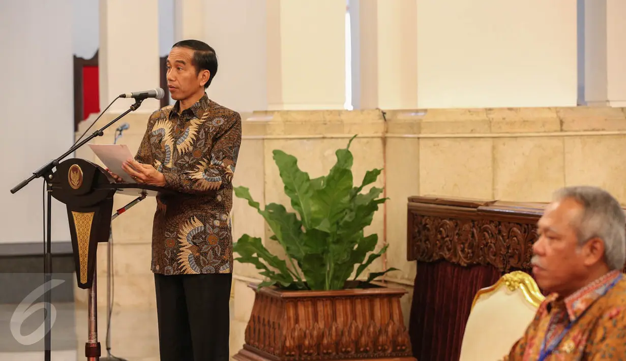 Presiden Jokowi (kiri) saat memberi kata sambutan pada peringatan Hari Habitat Dunia 2015 di Istana Negara, Jakarta, Selasa (6/10). Hari Habitat Dunia diperingati setiap Senin pertama Oktober. (Liputan6.com/Faizal Fanani)