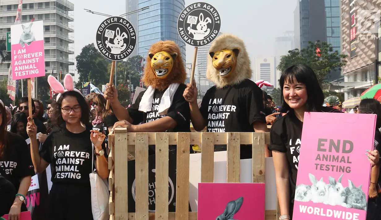 Sejumlah masyarakat melakukan aksi dengan mengenakan kostum binatang saat Car Free Day di Jakarta, Minggu (3/9). Dalam aksi tersebut mereka menyuarakan penolakan uji coba bahan kosmetik pada hewan. (Liputan6.com/Angga Yuniar)