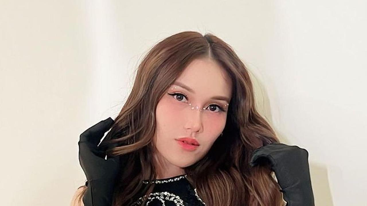 Gaya Manggung Kerap Jadi Sorotan, Intip Potret Ayu Ting Ting Pakai Outfit ala Idol Kpop