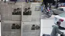 Surat kabar pagi menerbitkan iklan pesan belasungkawa untuk dua korban insiden kapal selam Titan, Shahzada Dawood dan putranya Suleman Dawood, oleh keluarga dan perusahaan mereka, yang dipajang di kios pinggir jalan, di Islamabad, Pakistan, Selasa, 27 Juni 2023. (AP Photo/Anjum Naveed)