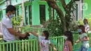 Anak-anak bermain dengan kelinci di Agro Edukasi Wisata Ragunan, Jakarta, Sabtu (16/1/2021). Tempat edukasi dan wisata, yang menerapkan konsep pertanian permakultur pertama di Indonesia itu menjadi salah satu pilihan menghabiskan akhir pekan di Jakarta. (Liputan6.com/Herman Zakharia)