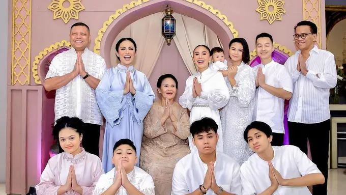 Krisdayanti dan keluarga rayakan Lebaran (Instagram/krisdayantilemaos)