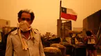 Warga berdiri menggunakan masker selama kebakaran hutan di Santa Olga, Chile, (26/1). Chile dilanda kebakaran hutan terbesar yang menghanguskan ratusan rumah, sejumlah fasilitas umum, dan juga sekolah. (Javier Torres/Aton via AP)