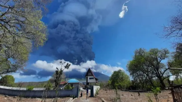 Sejarah letusan Gunung Lewotolo tercatat sejak tahun 1660 @dongenggeologi