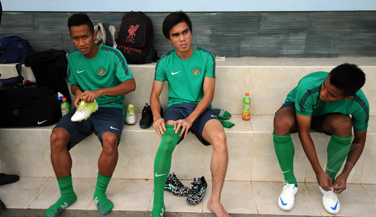 Gelandang timnas U-22 Indonesia, Paulo Sitanggang (tengah) bersiap melalukan sesi latihan di Lapangan Sutasoma, Halim Perdanakusuma, Jakarta, Selasa (3/3/2015). (Liputan6.com/Helmi Fithriansyah)