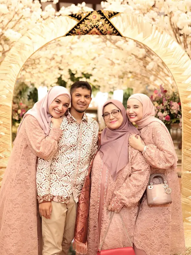 6 Potret Zaskia dan Shireen Sungkar Kondangan Bareng, Kompak dengan Keluarga Besar