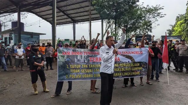 Kepala Desa Tanjungrejo, Christian Rahardiyanto memimpin langsung unjuk rasa penyegelan kawasan TPA Tanjungrejo Kudus yang mencemari lingkungan. (Liputan6.com/Arief Pramono)