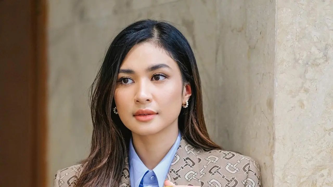 Yuk intip gaya edgy dan stylish OOTD dari Mikha Tambayong
