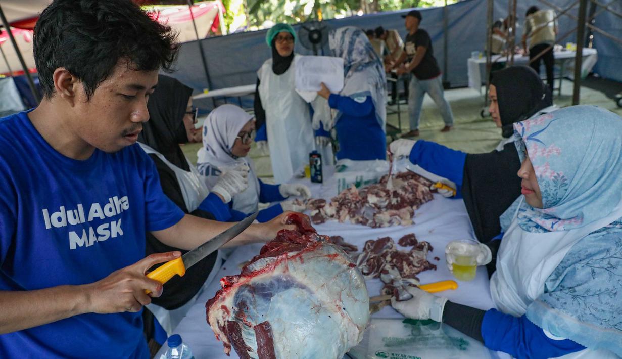 Petugas mengemas daging sapi kurban di Masjid Sunda Kelapa, Jakarta, Rabu (27/5/2026). (merdeka.com/Arie Basuki)