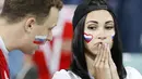 Suporter tampak kecewa usai Rusia kalah dari Kroasia pada laga perempat final Piala Dunia di Stadion Olimpiade Fisht, Sabtu (7/7/2018). Rusia kalah adu penalti dengan skor 3-4 dari Kroasia. (AP/Darko Bandic)