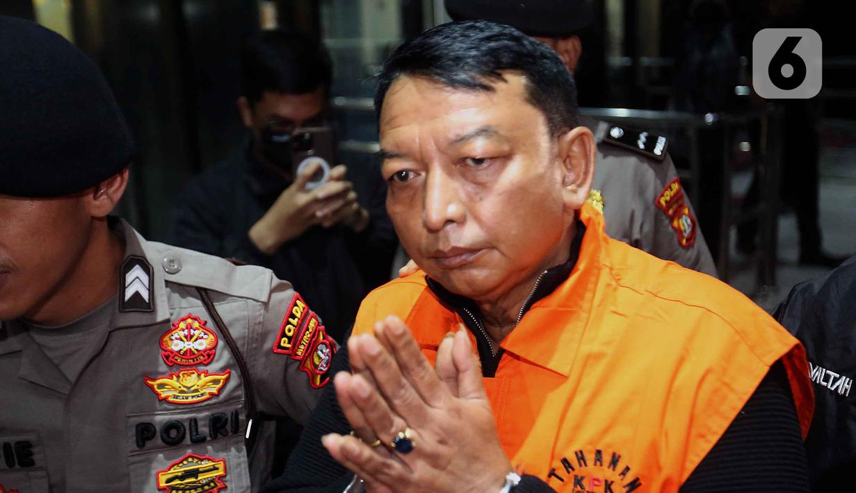 Ketua Pengadilan Negeri Depok, I Wayan Eka Mariarta (EKA) saat dibawa menuju mobil tahanan di Gedung Merah Putih Komisi Pemberantasan Korupsi (KPK), Jakarta, Sabtu (7/2/2026). (Liputan6.com/Helmi Fithriansyah)