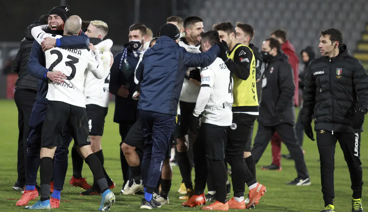 Para pemain dan ofisial tim Spezia merayakan kemenangan 2-0 atas AC Milan dalam laga lanjutan Liga Italia 2020/21 pekan ke-22 di the Alberto-Picco Stadium, La Spezia, Sabtu (13/2/2021). (LaPresse via AP/Tano Pecoraro)