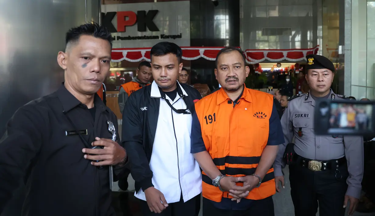 Bupati Pemalang Anom Widiyantoro berjalan menuju mobil tahanan usai menjalani pemeriksaan di Gedung Merah Putih KPK, Jakarta, Kamis  (30/7/2026).  (KLY/ Arie Basuki)