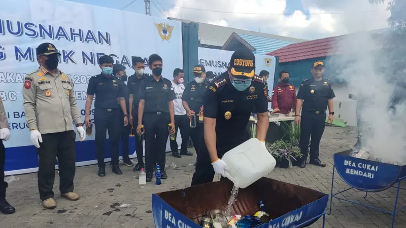 Pihak Bea Cukai Kendari memusnahkan rokok dan miras ilegal senilai Rp 4,2 miliar hasil tangkapan selama hampir setahun. (Liputan6.com/Ahmad Akbar Fua)