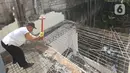 Pekerja membongkar bangunan yang berdiri di atas saluran air di Kemang Utara, Jakarta Selatan, Sabtu (27/11/2021). Sejumlah bangunan yang berdiri di atas saluran air dan diduga menjadi penyebab banjir di Jalan Kemang Utara, akhirnya dibongkar sejak Kamis (25/11) lalu. (Liputan6.com/Herman Zakharia)