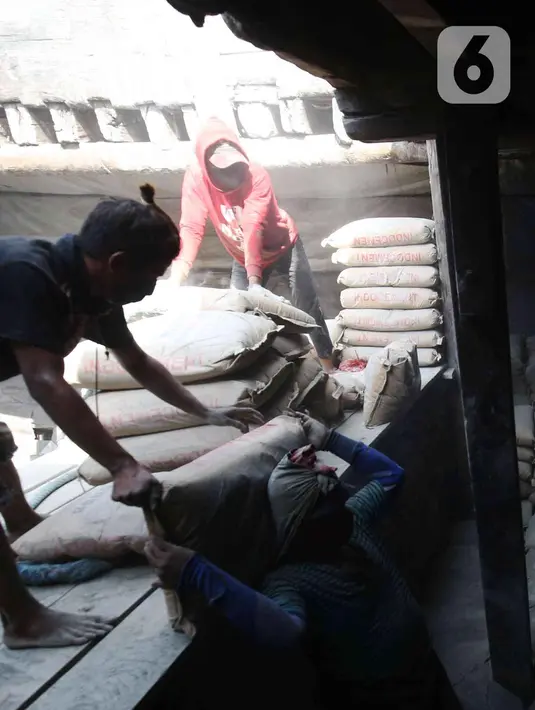Pekerja tengah melakukan bongkar muat semen di pelabuhan Sunda Kelapa, Jakarta, Kamis (6/1/2022). Proyeksi ini didukung oleh pembukaan kembali ekonomi secara bertahap, yang berpotensi menghasilkan proyek properti dan infrastruktur yang lebih baik. (Liputan6.com/Angga Yuniar)