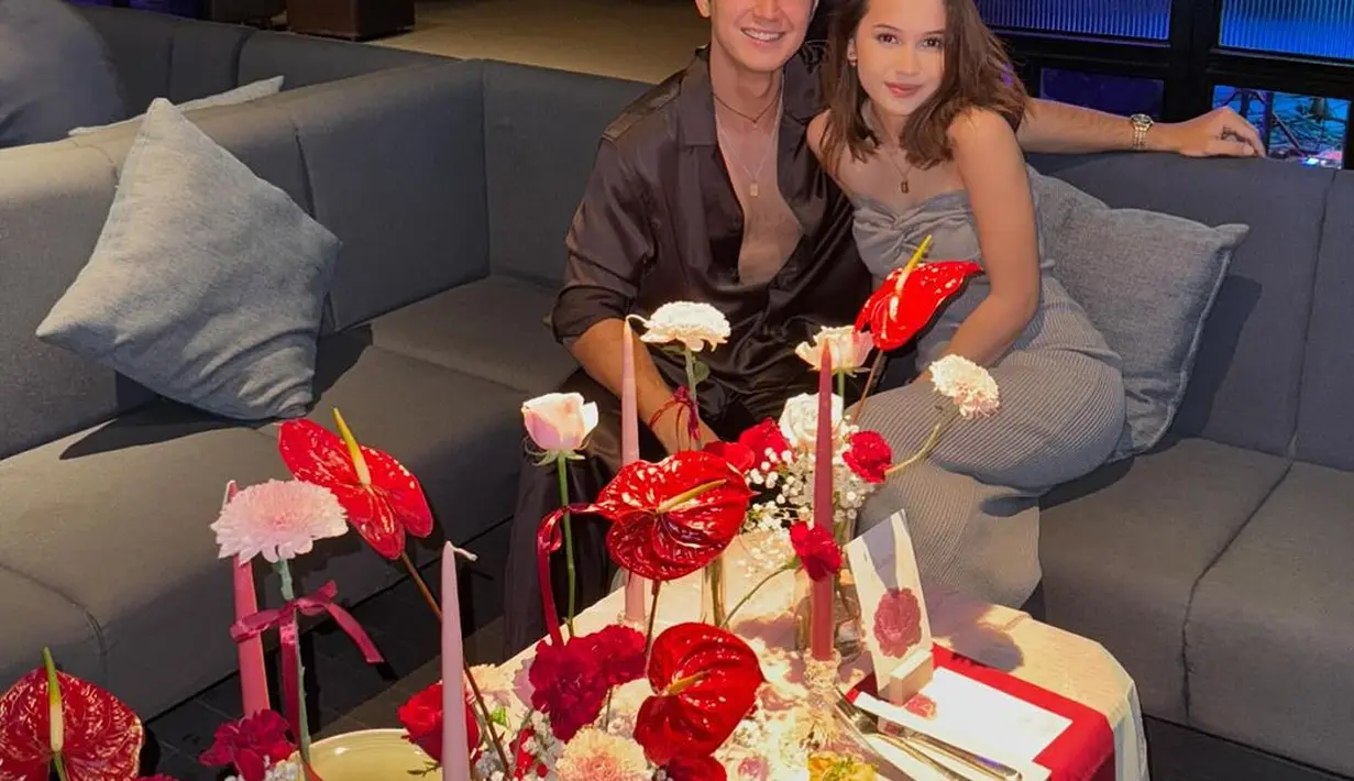 Sementara Junior tampil tak kalah memesona mengenakan setelan kemeja silk berwarna dark chocolate yang elegan. [@sandrinna_11].