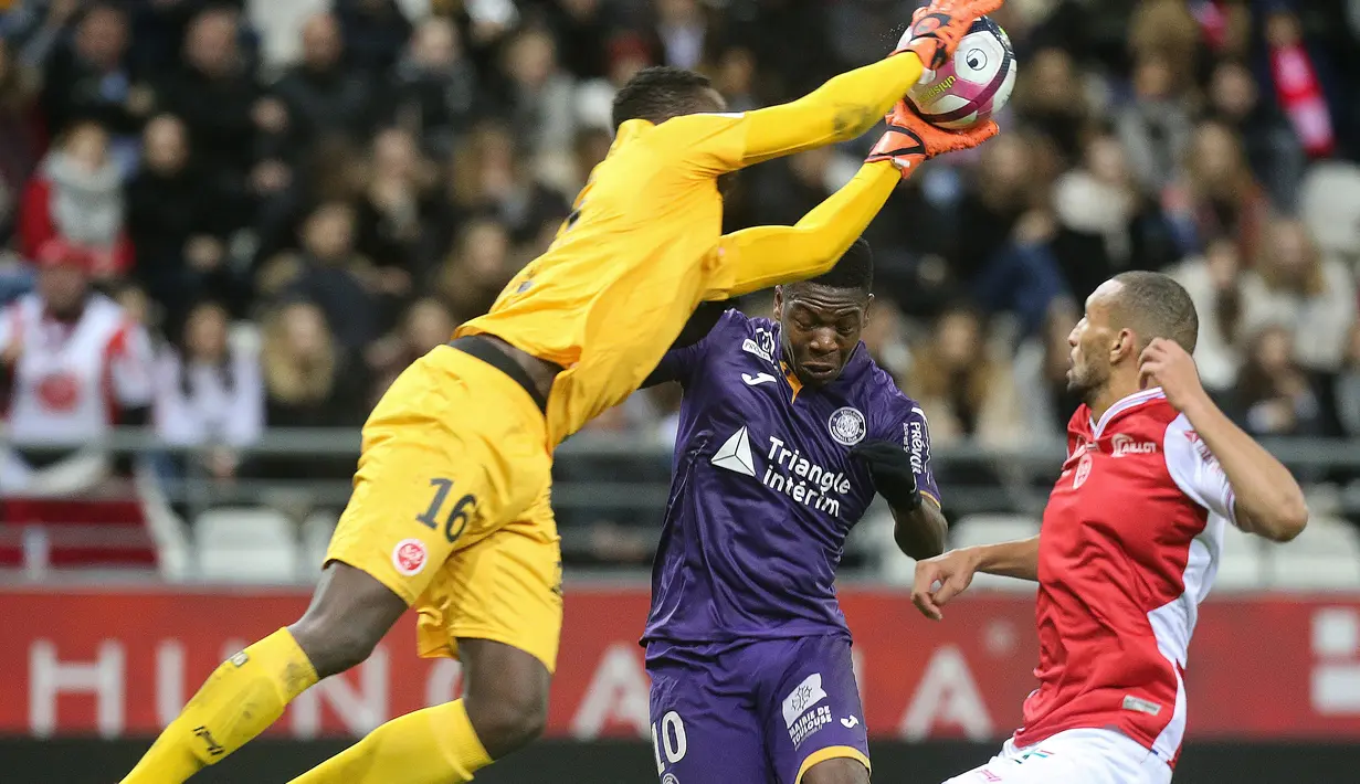 Kiper Rennes, Edouard Mendy berusaha menangkap bola saat bertanding melawan Toulouse pada L1 Prancis di Stadion Auguste Delaune di Reims, Prancis pada 5 Desember 2018. (AFP/Francois Nascimbeni)