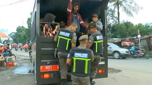 Buntut dari bentrok antara ojek online dan sopir angutan umum, sejumlah angkutan di Bogor melakukan aksi mogok beroperasi. Akibatnya banyak warga terlantar. 