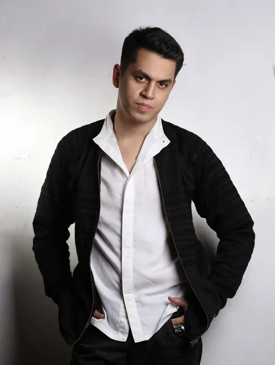 Tak ada pilihan bagi Kevin Julio, ia harus disiplin menggunakan waktu. (Wardrobe by Isis, foto Galih W. Satria/Bintang.com)