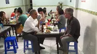 Begini Gaya Presiden Obama Makan Mi dengan Sumpit