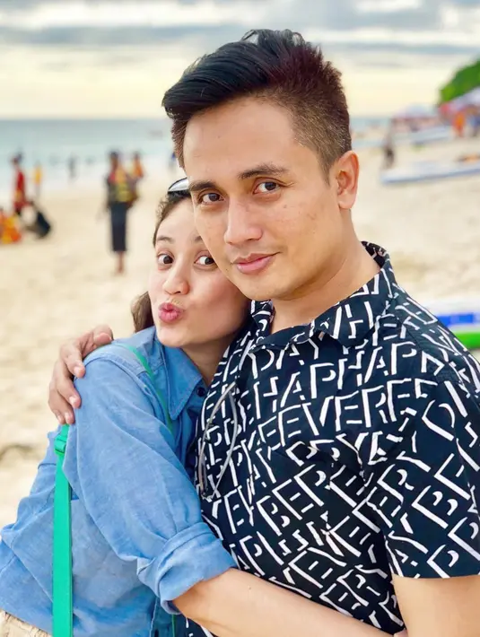 Meski sibuk, Denny dan Vina kerap quality time bersama. Salah satunya dengan berlibur di pantai. Bak anak remaja, pasangan ini terlihat seperti pacaran ya. (Liputan6.com/IG/@_dennydarko_/)