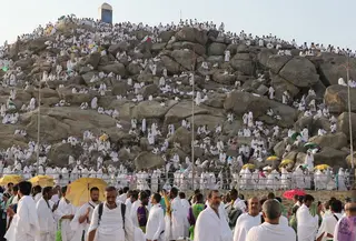 Ribuan umat muslim berkumpul di Bukit Jabal Rahmah saat mereka tiba di Arafah untuk menjalani wukuf di luar kota suci Mekah, Arab Saudi (30/8).  Bukit Jabal Rahma dikenal sebagai bukit kasih sayang. (AFP Photo / Ahmad Al-Rubaye)