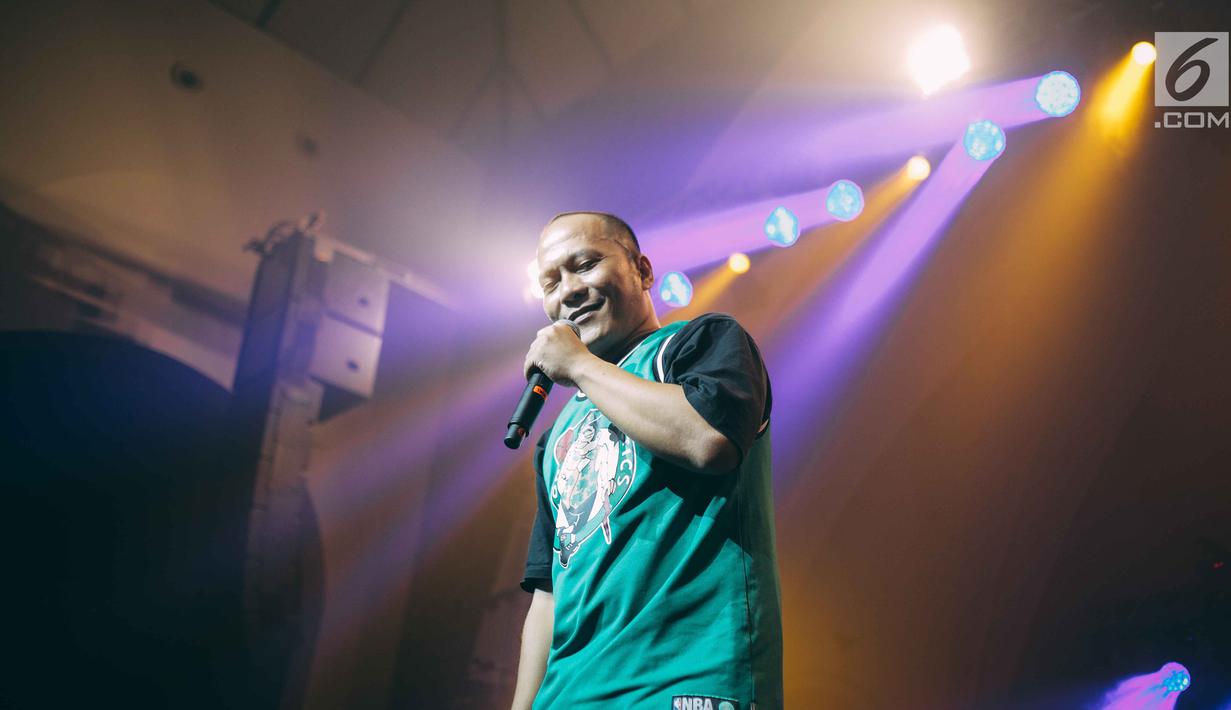 Penampilan Rapper Iwa K saat menggelar konser Batman Kasarung di The Pallas, SCBD, Jakarta, Selasa (4/4). Konser tersebut digelar untuk merayakan 25 tahun Iwa K berkarier di industri musik Indonesia. (Liputan6.com/Faizal Fanani)