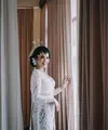 Nabila Maharani memakai kebaya akad warna putih saat menikah dengan Tri Suaka. [Foto: @rezaprabowophoto]