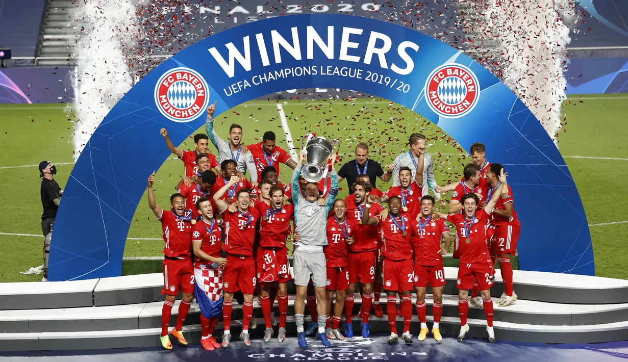 Para pemain Bayern Munchen berselebrasi mengangkat trofi Liga Champions setelah mengalahkan PSG pada pertandingan final di stadion Luz di Lisbon (23/8/2020). Munchen menang tipis atas PSG 1-0. (AFP/Pool/Matthew Childs)