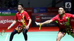 Pebulu tangkis ganda putra Indonesia, Fajar Alfian/Muhammad Rian Ardianto saat bertanding melawan Lee Yang/Wang Chi-Lin (China Taipei) pada Perempat Final Indonesia Masters 2022 di Istora Senayan, Jakarta, Jumat (10/6/2022). Fajar/Rian unggul dan melaju ke semifinal Indonesia Masters 2022. (Liputan6.com/Helmi Fithriansyah)