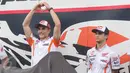 Marc Marquez (kiri) menunjukan simbol cinta ditangannya saat rilis motor terbaru di Sentul, Jabar, Minggu (14/2/2016). Motor terbaru dengan no 93 tersebut nantinya akan digunakan dalam ajang motor GP di 2016.(Liputan6.com/Angga Yuniar)