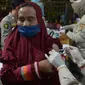 Tim medis menyuntik vaksin booster kepada warga di Jakarta, Rabu (6/4/2022). Kegiatan vaksinasi booster ini digelar sampai jelang mudik, dimana saat ini 503 gerai vaskin yang tersebar di wilayah hukum Polda Metro Jaya. (merdeka.com/Imam Buhori)