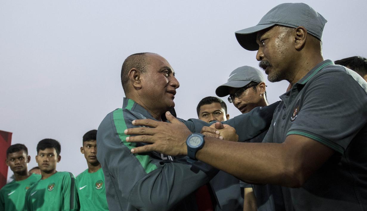 Ketum PSSI, Edy Rahmayadi, bersalaman dengan pelatih Timnas Indonesia U-16, Fachri Husaini, di Stadion Atang Sutresna, Jakarta Timur, Rabu (12/9/2017). Timnas U-16 akan mengikuti kualifikasi Piala AFC U-16. (Bola.com/Vitalis Yogi Trisna)