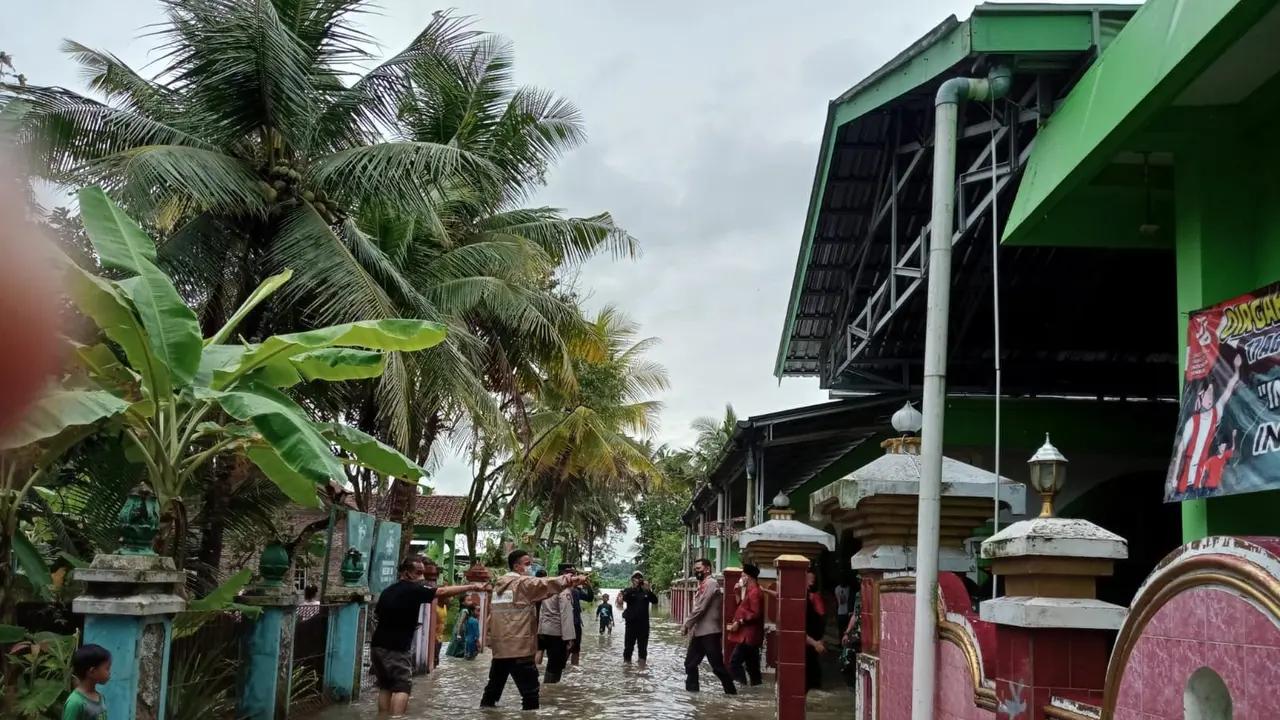 Bupati Banyumas dan Forkopimda meninjau banjir, Selasa (15/3/2022). (Foto: Liputan6.com/Humas Pemkab Banyumas)