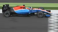 Pebalap Manor Racing, Rio Haryanto, menempati posisi kesembilan pada hari pertama tes tengah musim kedua F1 di Sirkuit Silverstone, Inggris, Selasa (12/7/2016). (Bola.com/Twitter/SilverstoneUK)