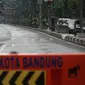 Kawasan Dago, Kota Bandung, mulai dipasang water barrier menyusul keputusan Pemerintah Kota Bandung memberlakukan skema buka tutup jalan di sejumlah ruas jalan, Jumat (18/6/2021). (Liputan6.com/Huyogo Simbolon)