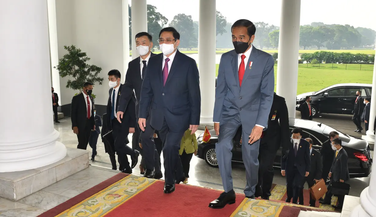 Presiden Joko Widodo (kanan) berjalan bersama Perdana Menteri (PM) Vietnam Pham Minh Chinh di Istana Kepresidenan Bogor, Jumat (23/4/2021). Presiden Joko Widodo menggelar pertemuan bilateral dengan PM Pham Minh Chinh untuk membahas kerja sama antara kedua negara. (FOTO: Biro Pers Kepresidenan)