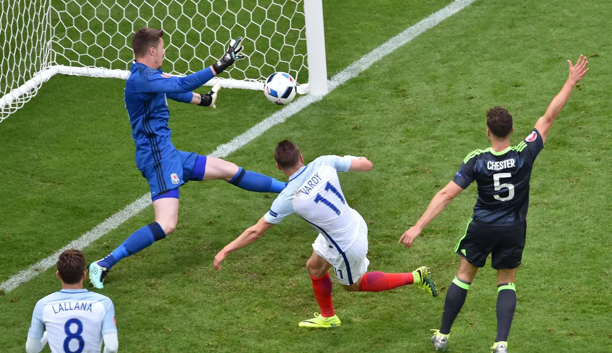 Gol Jamie Vardy ke gawang Wales yang berbau offside membuat kedudukan menjadi imbang (pada laga Euro 2016 grup B di Stadion Bollaert-Delelis, Lens, Kamis (16/6/2016). (AFP/Philippe Huguen)