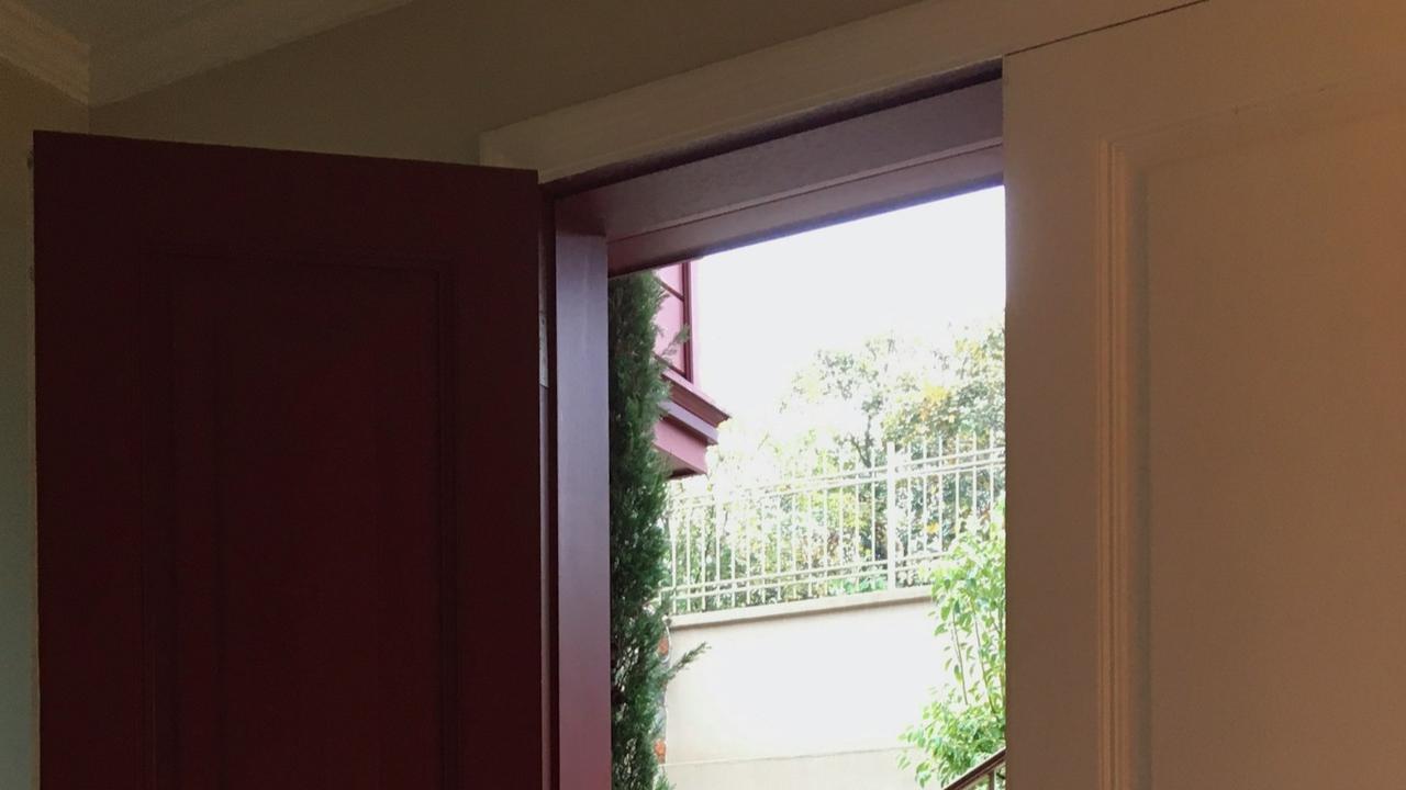 Pintu Kupu Tarung Minimalis Modern, Pilihan Elegan untuk Rumah Anda