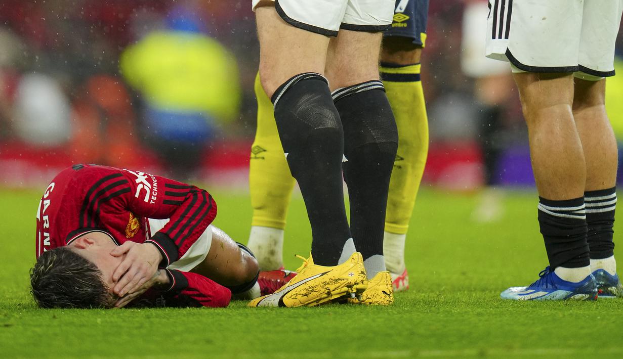 Gelandang Manchester United, Alejandro Garnacho mengerang kesakitan setelah mengalami cedera saat menghadapi Bournemouth pada laga pekan ke-16 Liga Inggris 2023/2024 di Old Trafford Stadium, Sabtu (9/12/2023). (AP Photo/Jon Super)