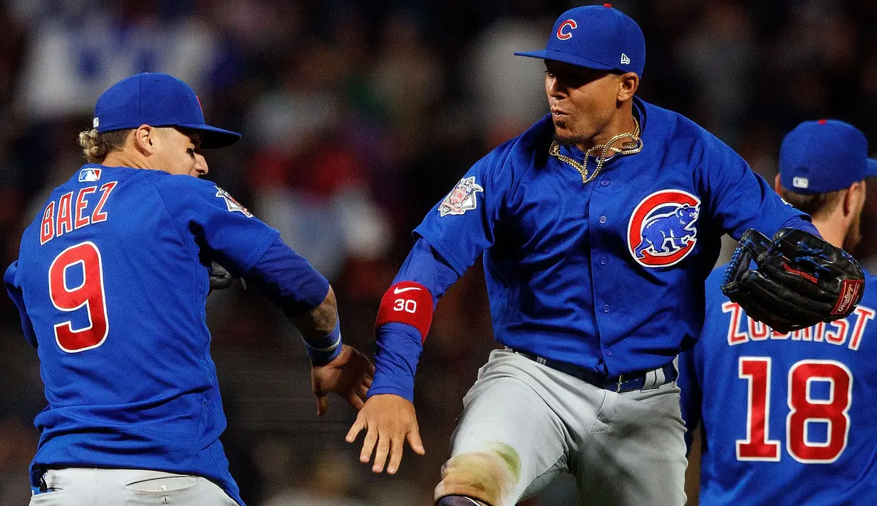 Pemain Chicago Cubs, Javier Baez #9 dan Jon Jay #30 merayakan keberhasilan timnya mengalahkan San Francisco Giants pada lanjutan MLB di AT&T Park, an Francisco, (7/8/2017). San Francisco kalah 3-5 dari Cubs.  (Jason O. Watson/Getty Images/AFP)