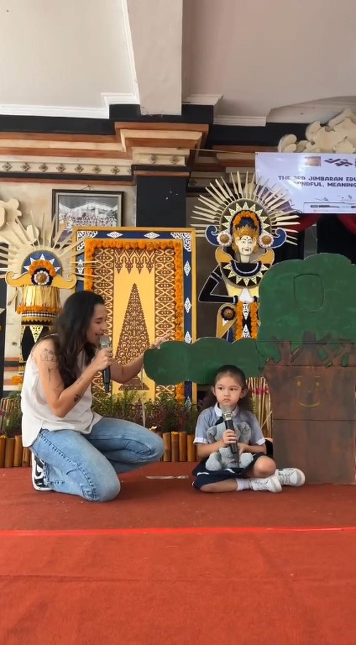 7 Potret Dahlia Poland dan Anak Ikut Lomba Mendongeng di Sekolah, Raih Juara Pertama