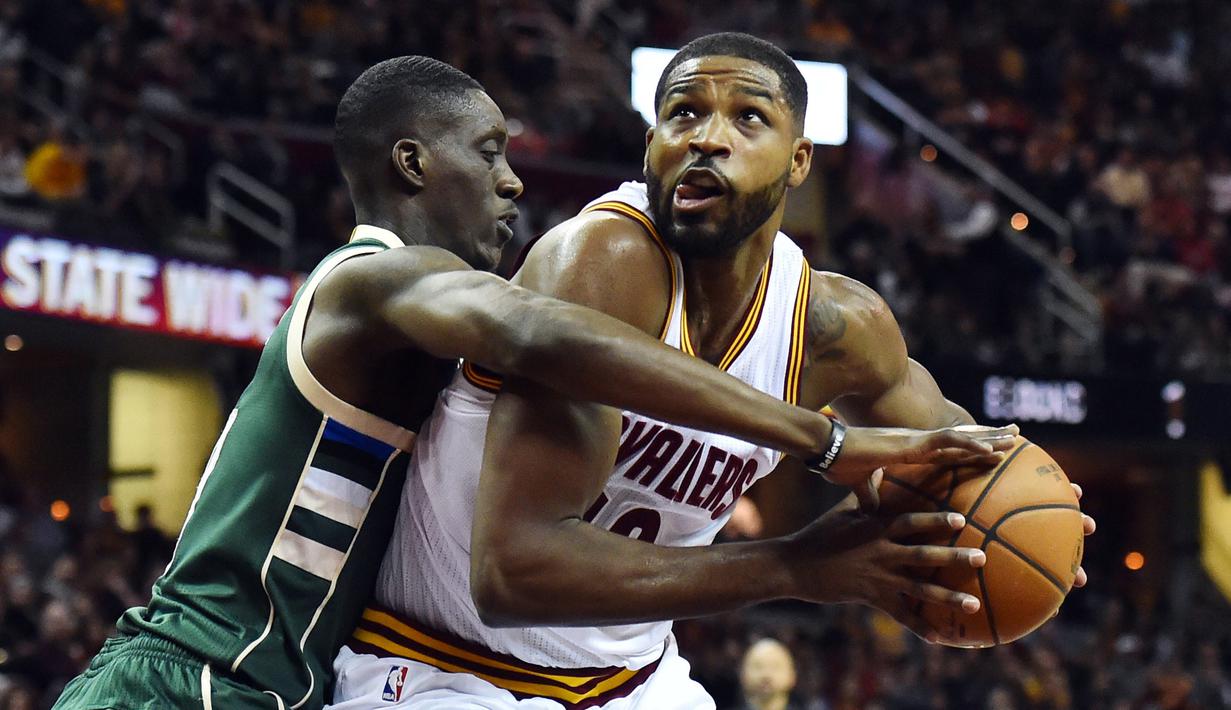 Pemain Cleveland Cavaliers, Tristan Thompson  (kanan) berusaha lepas dari kawalan pemain  Milwaukee Bucks, Tony Snell pada laga NBA di Quicken Loans Arena, Cleveland, (21/12/2016). Cavaliers menang 113-102. (Reuters/Ken Blaze-USA TODAY Sports)
