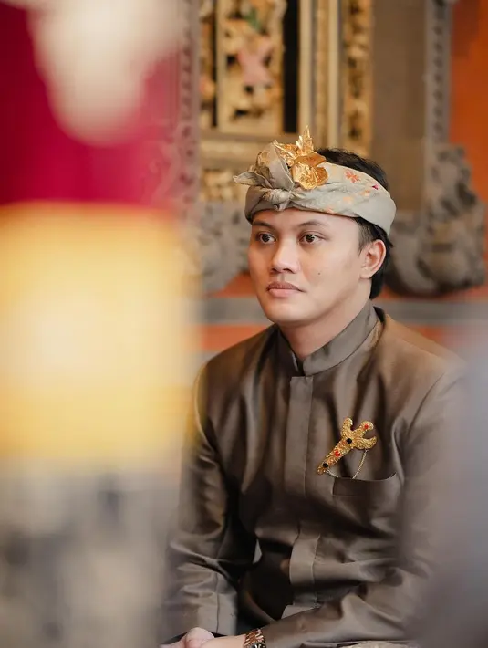 Rizky tampil mengenakan pakaian adat Bali lengkap hingga penutup kepala Udeng.  [@axioo]