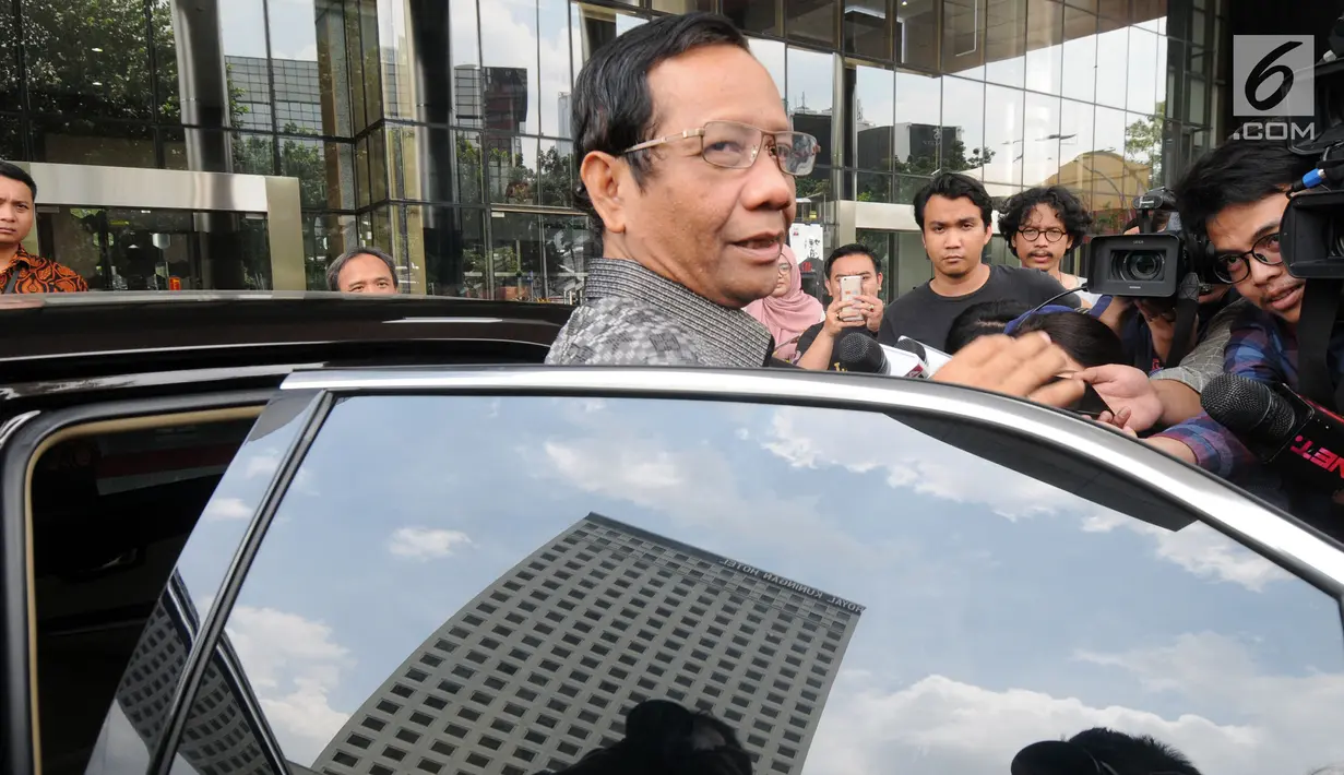 Pakar hukum dan tata negara, Mahfud MD meninggalkan gedung KPK seusai menemui pimpinan lembaga antisurah itu, Jakarta, Rabu (27/2). Mahfud Md menemui pimpinan KPK untuk berdiskusi tentang tindak pidana korupsi dan pencegahannya. (Merdeka.com/Dwi Narwoko)