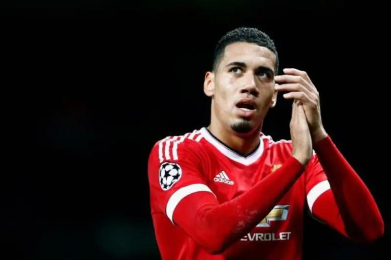 Chris Smalling belum bisa merebut hati Jose Mourinho. (Reuters/Juan Medina)