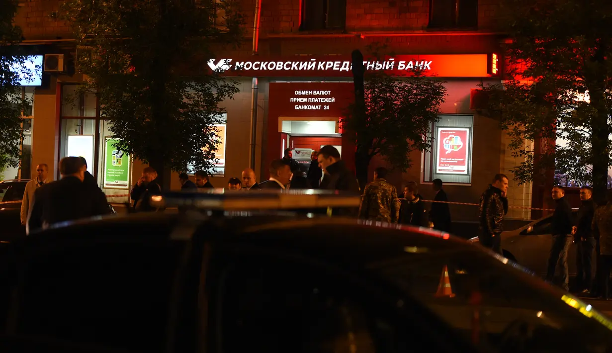 Peristiwa penyanderaan di sebuah bank di timur Moskva, Rusia, berakhir pada Rabu (18/5) malam. Pelaku yang diketahui hanya satu orang itu sempat menyandera enam orang yang berada di dalam bank, sebelum akhirnya tewas ditembak. (Vasily Maximov/AFP)