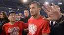 (12/10/2016) - Diego Maradona (kiri) berfoto bersama striker Italia dan kapten AS Roma, Francesco Totti sebelum pertandingan amal, "Match of Peace-United for Peace" di Olympic Stadium, Roma, Italia (AFP/Filippo Monteforte)