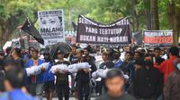 Aksi Aremania yang turun ke jalan menuju Balai Kota Malang, Kamis (27/10/2022). (Bola.com/Iwan Setiawan)